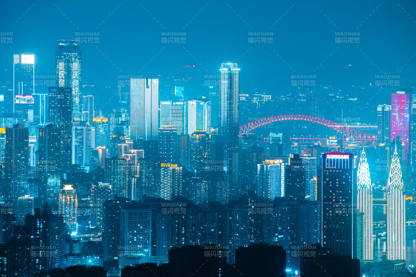 夜幕下的城市灯火图片