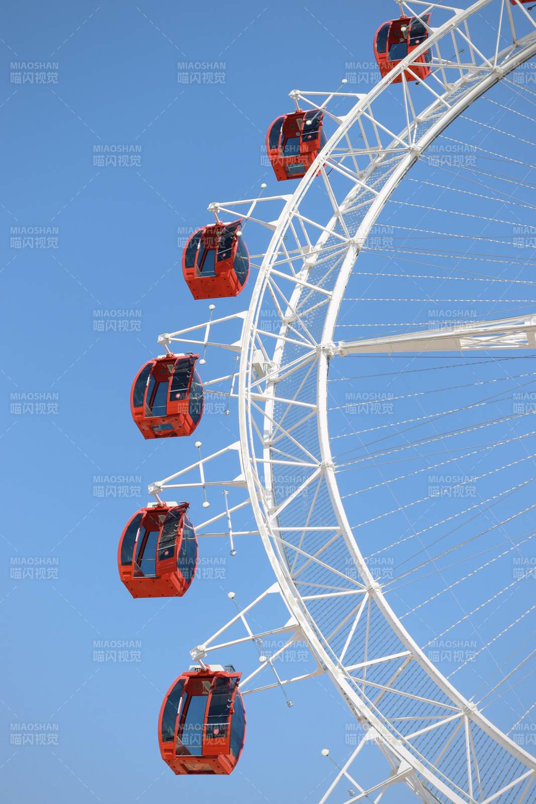 摩天轮上的红色车厢图片