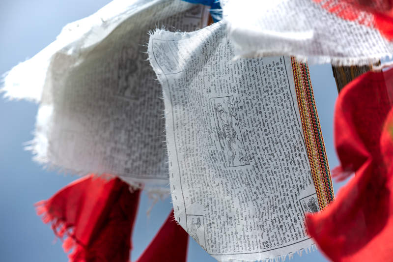 经幡飘扬祈福图片