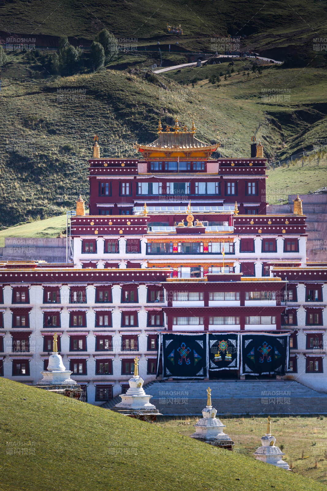 四川理塘藏式寺庙风光图片