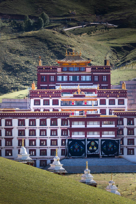 四川理塘藏式寺庙风光图片