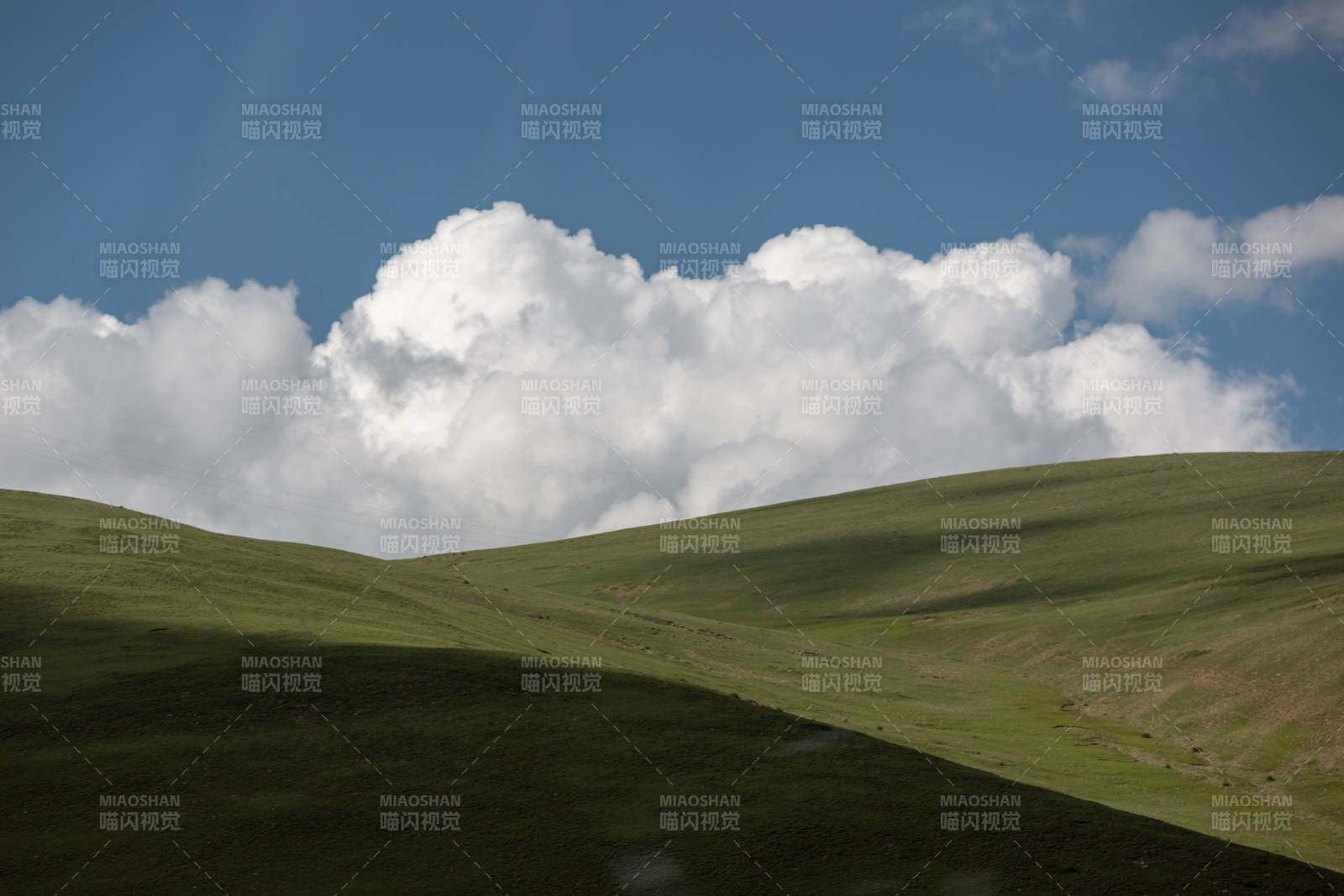 川西高原绿野云天图片