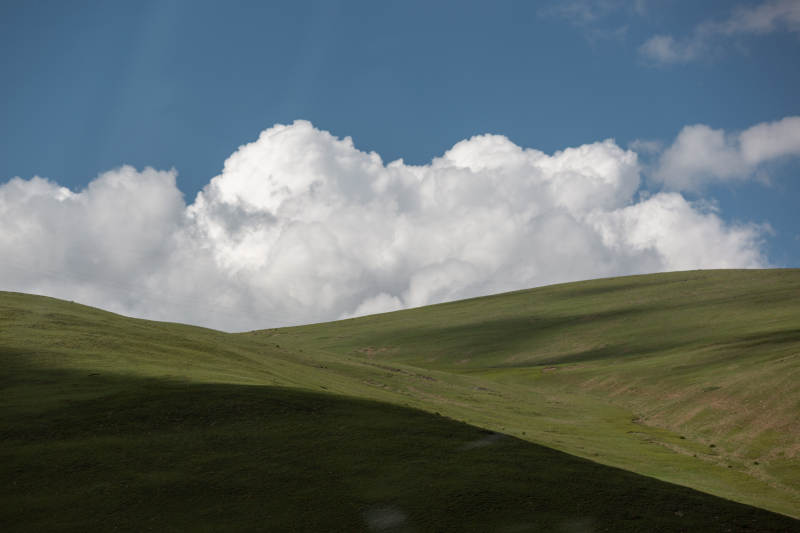 川西高原绿野云天图片