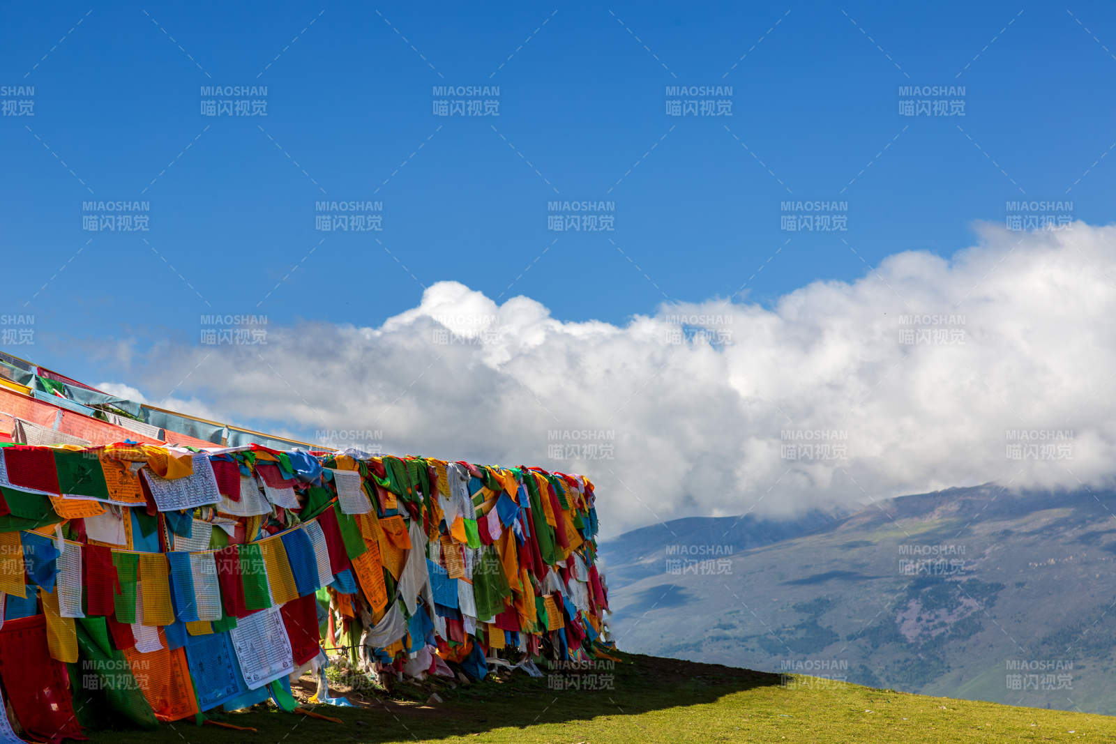 四川理塘经幡飘扬山巅图片