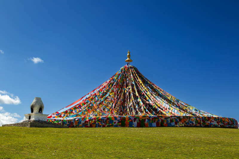 理塘彩旗飘扬的佛塔图片