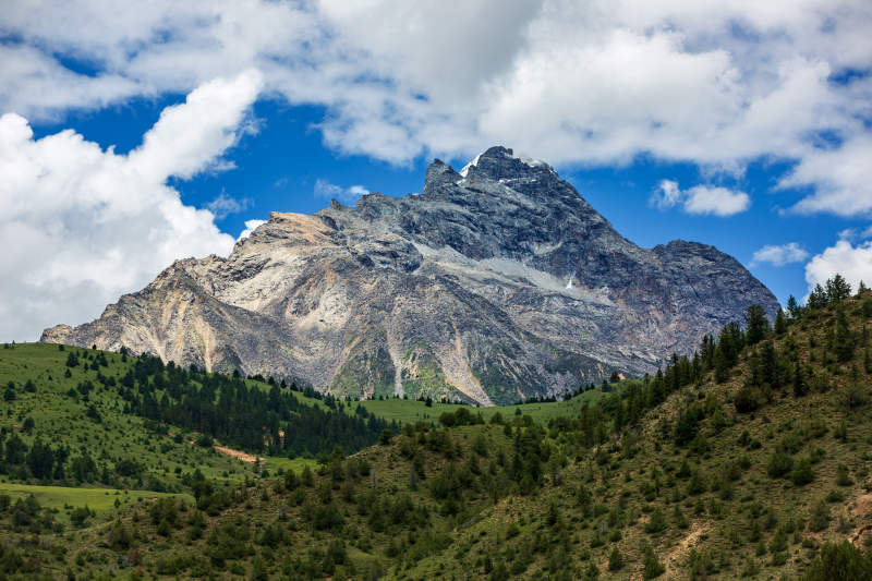 四川格聂巍峨山峰云海间图片