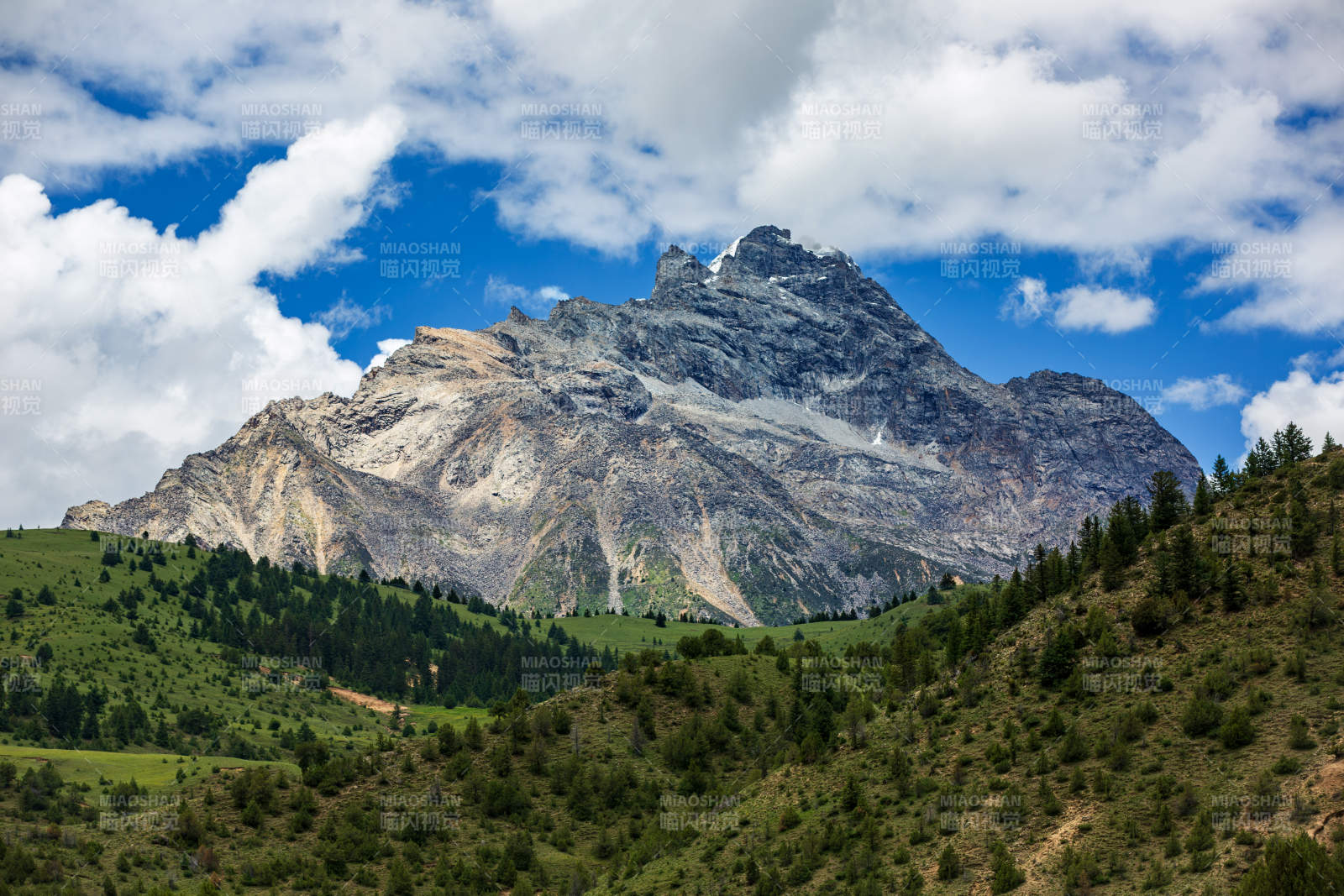 四川格聂巍峨山峰云海间图片
