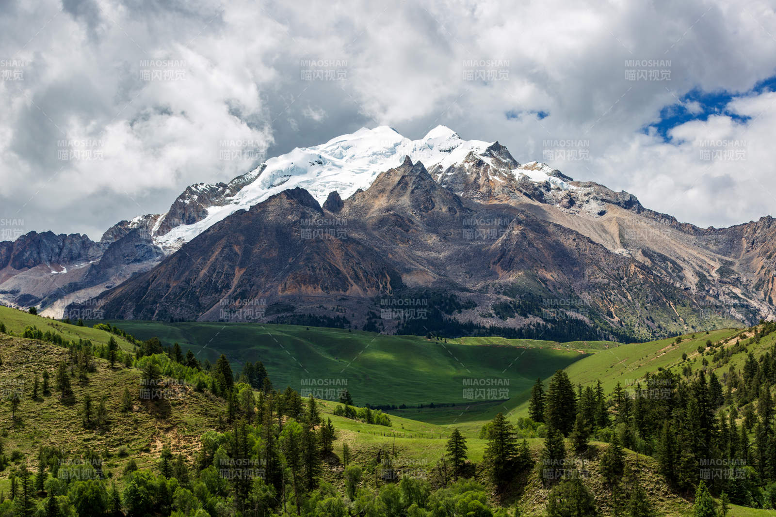 四川格聂雪山绿谷风光图片