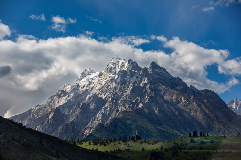 格聂雪山巍峨云绕峰图片