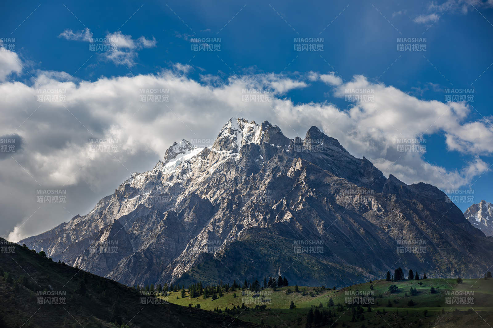 格聂雪山巍峨云绕峰图片