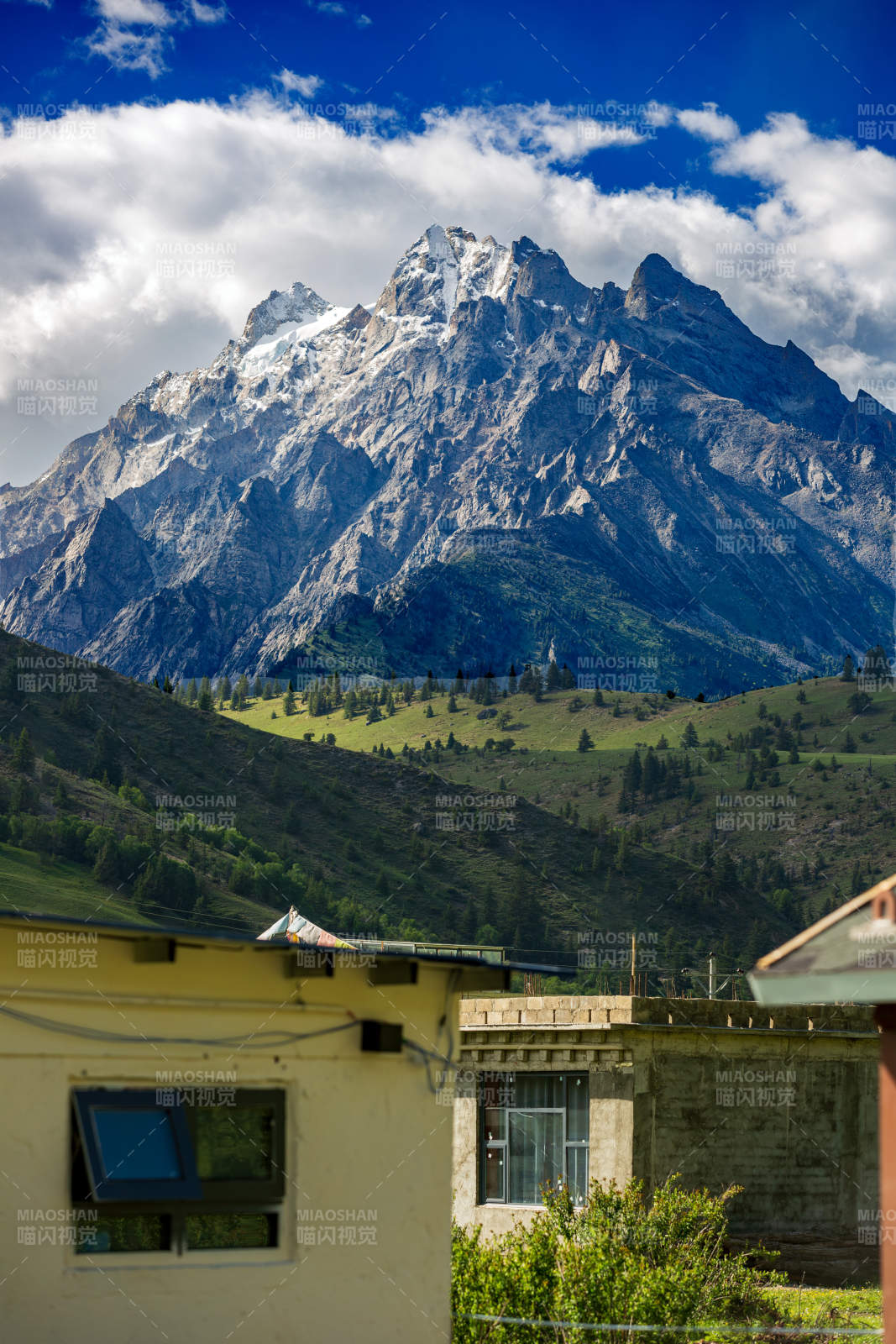 理塘格聂雪山下的宁静村落图片
