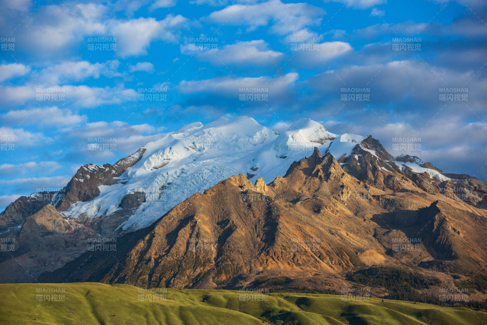 格聂雪山巍峨 云海翻腾图片