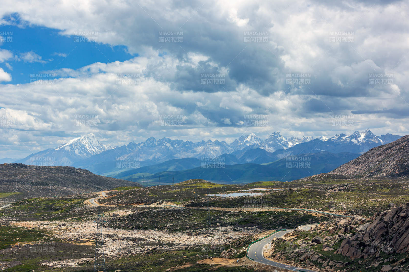 四川格聂雪山下的蜿蜒公路图片