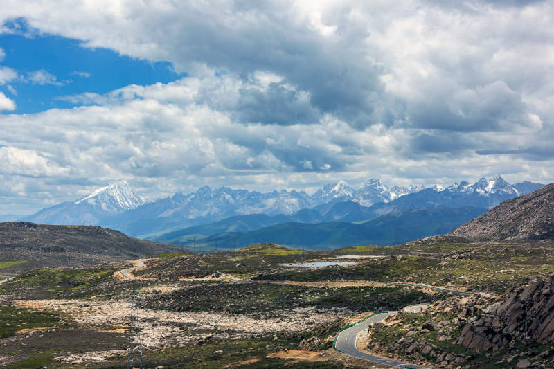 四川格聂雪山下的蜿蜒公路图片