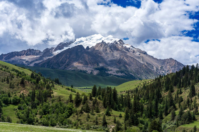 四川甘孜理塘雪山巍峨绿谷静图片