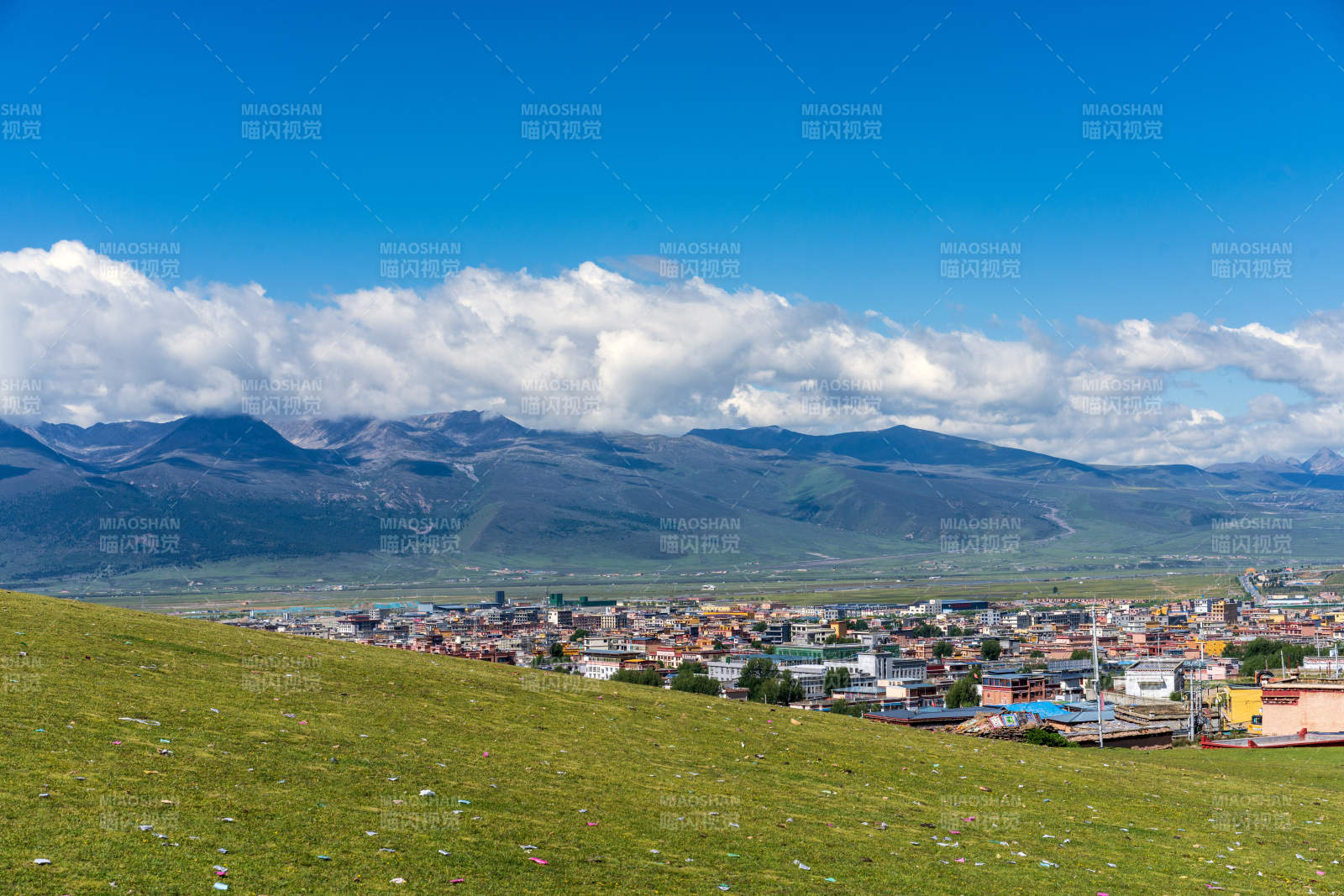 四川甘孜理塘高原城市风光图片