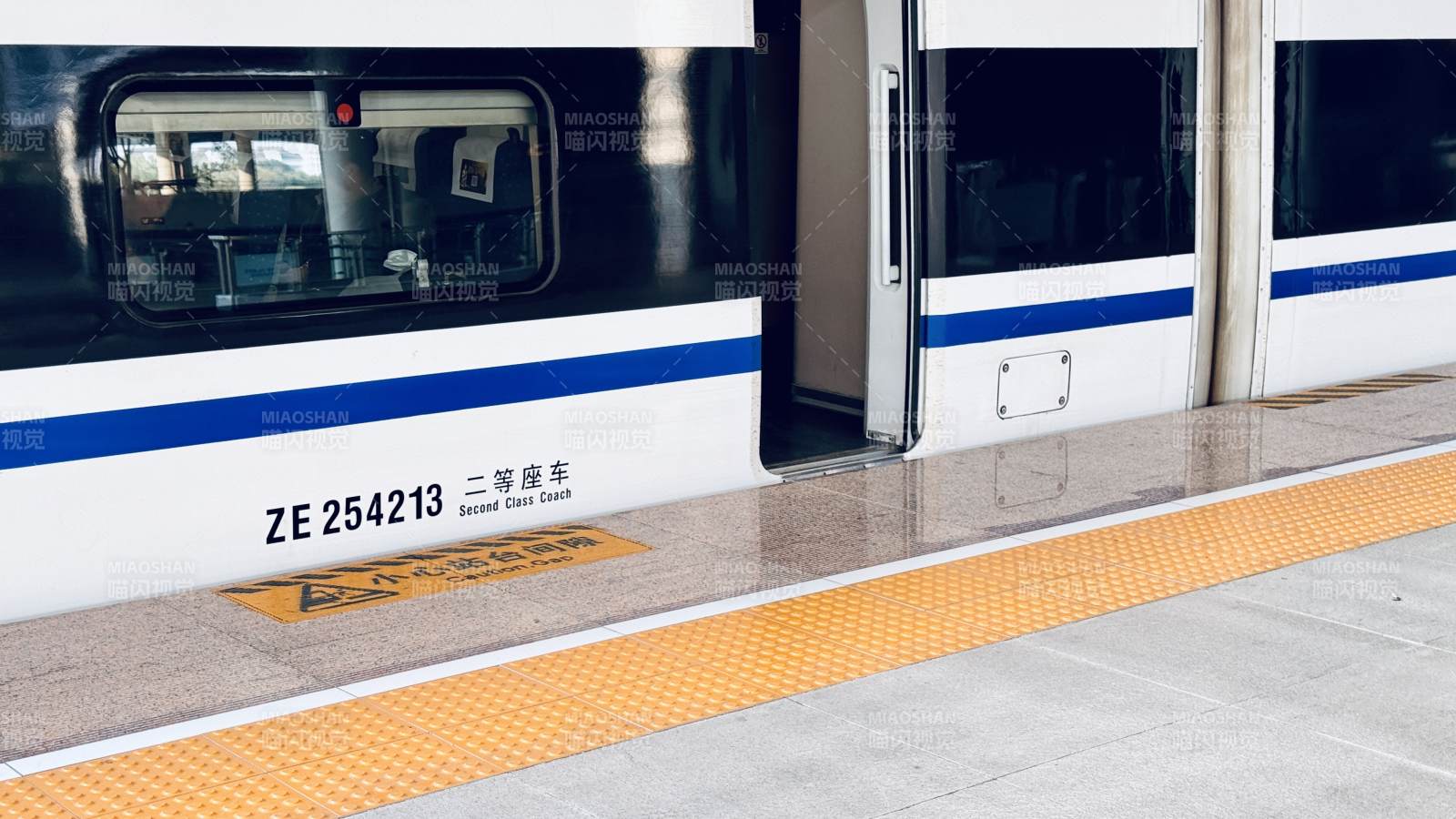 高铁站台候车场景图片