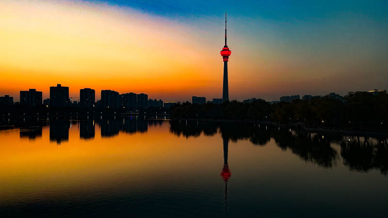 夕阳下的中央电视塔图片