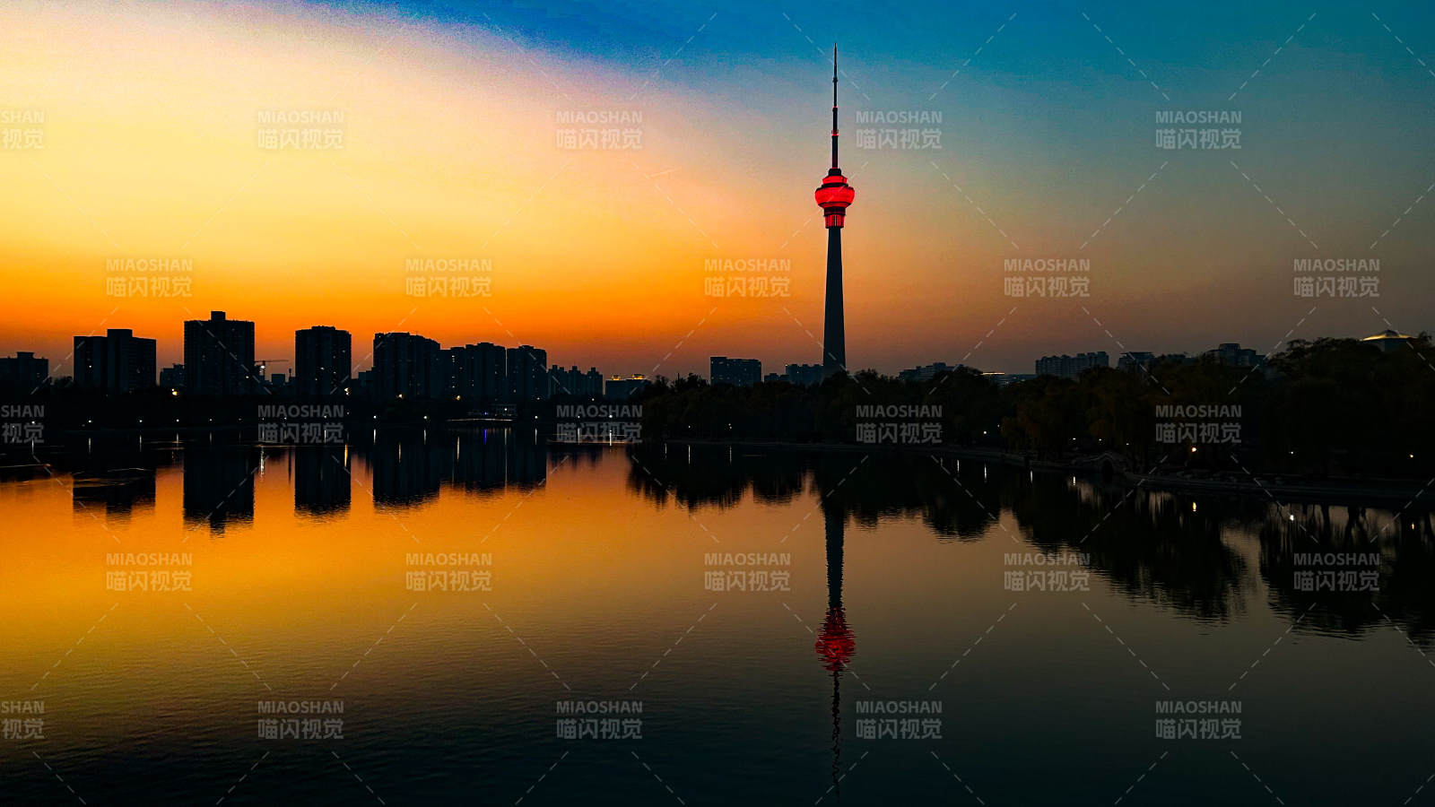 夕阳下的中央电视塔图片