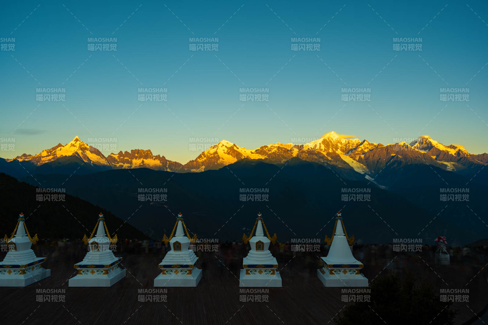 梅里雪山日出佛塔静谧图片