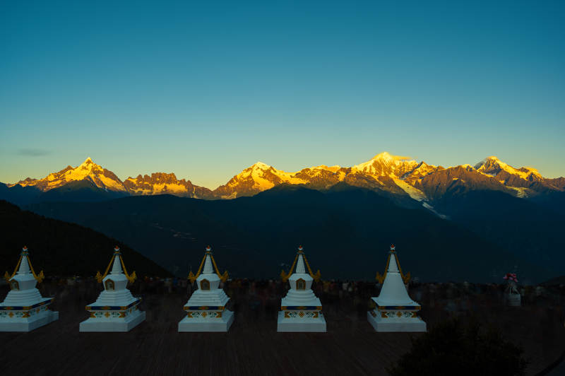 梅里雪山日出佛塔静谧图片