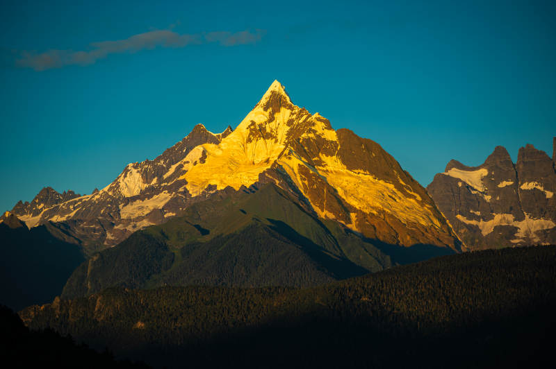 梅里雪山日照金山图片