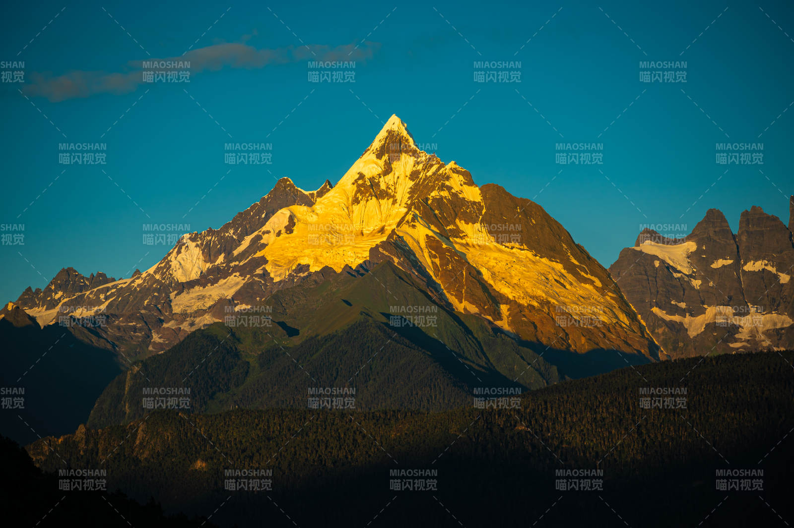 梅里雪山日照金山图片