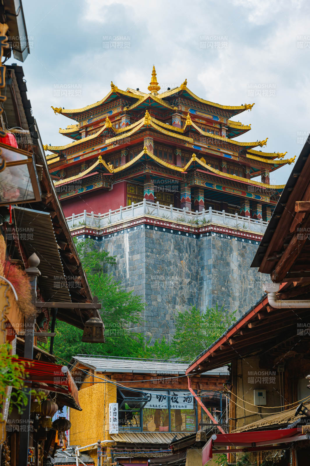 独克宗古塔巍峨映街巷图片