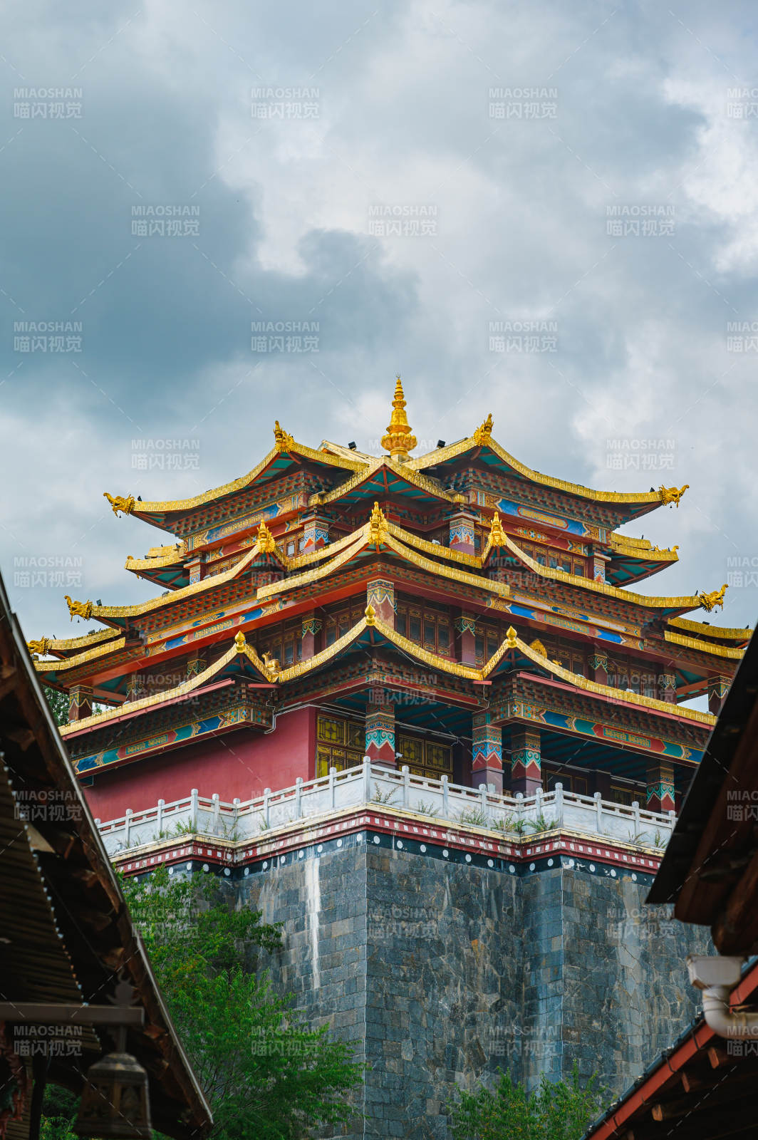 独克宗金顶古塔云中立图片