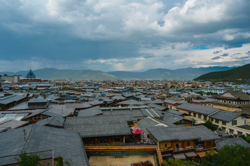 独克宗古城屋顶云影图片