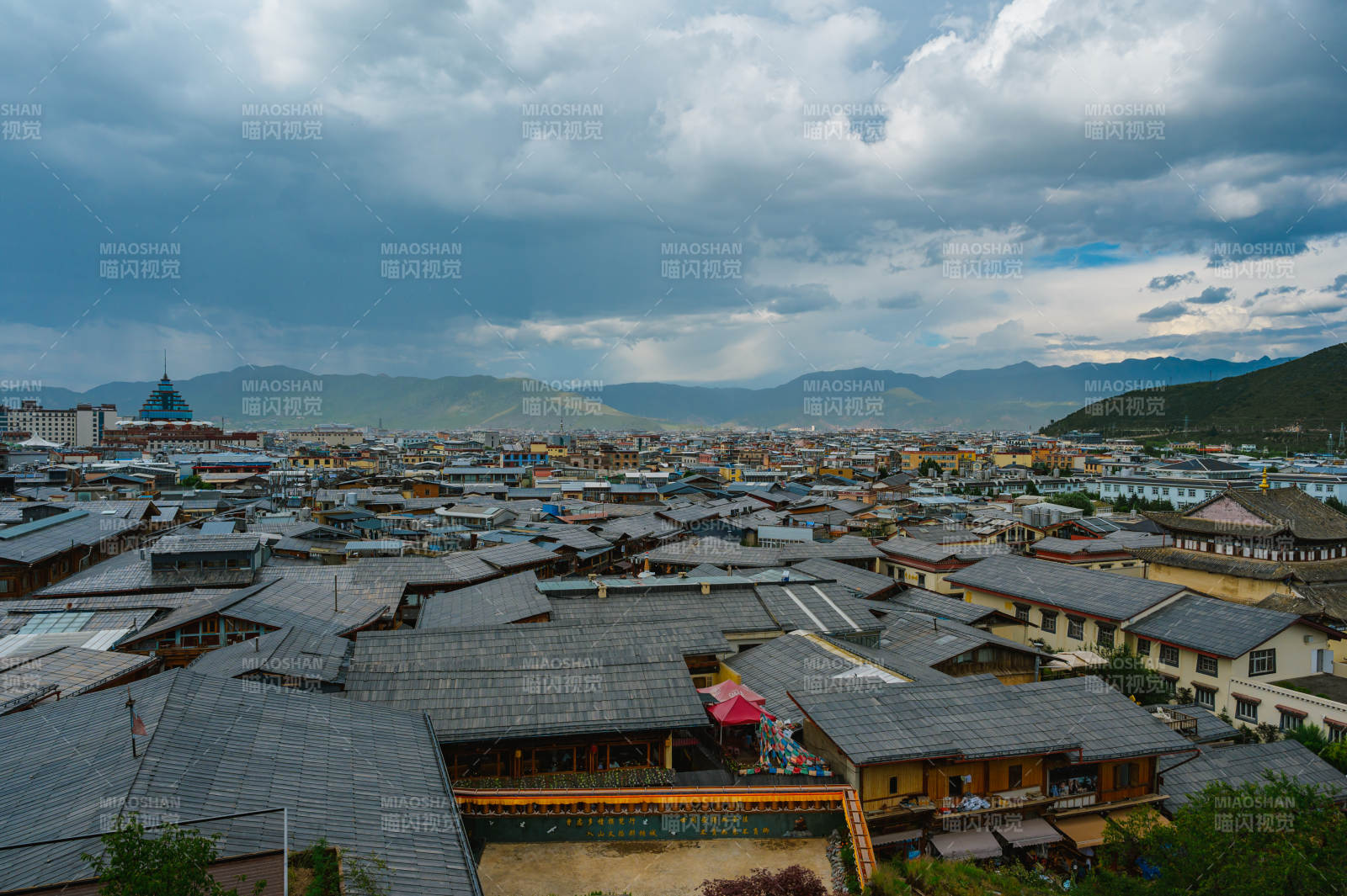 独克宗古城屋顶云影图片