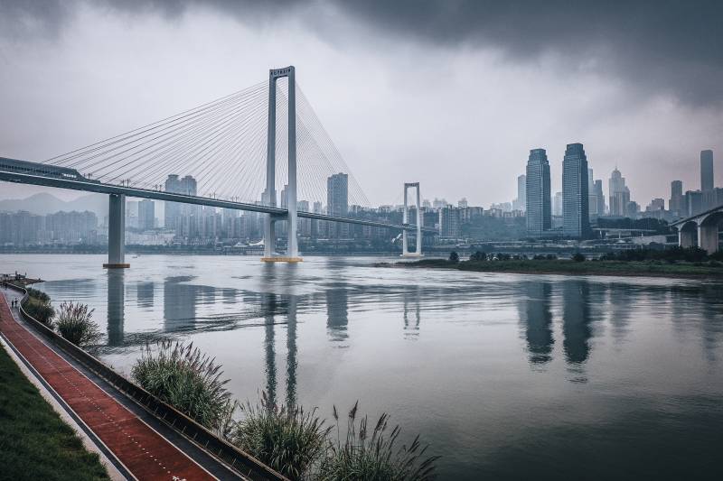 重庆南纪门大桥与长江国际同框图片