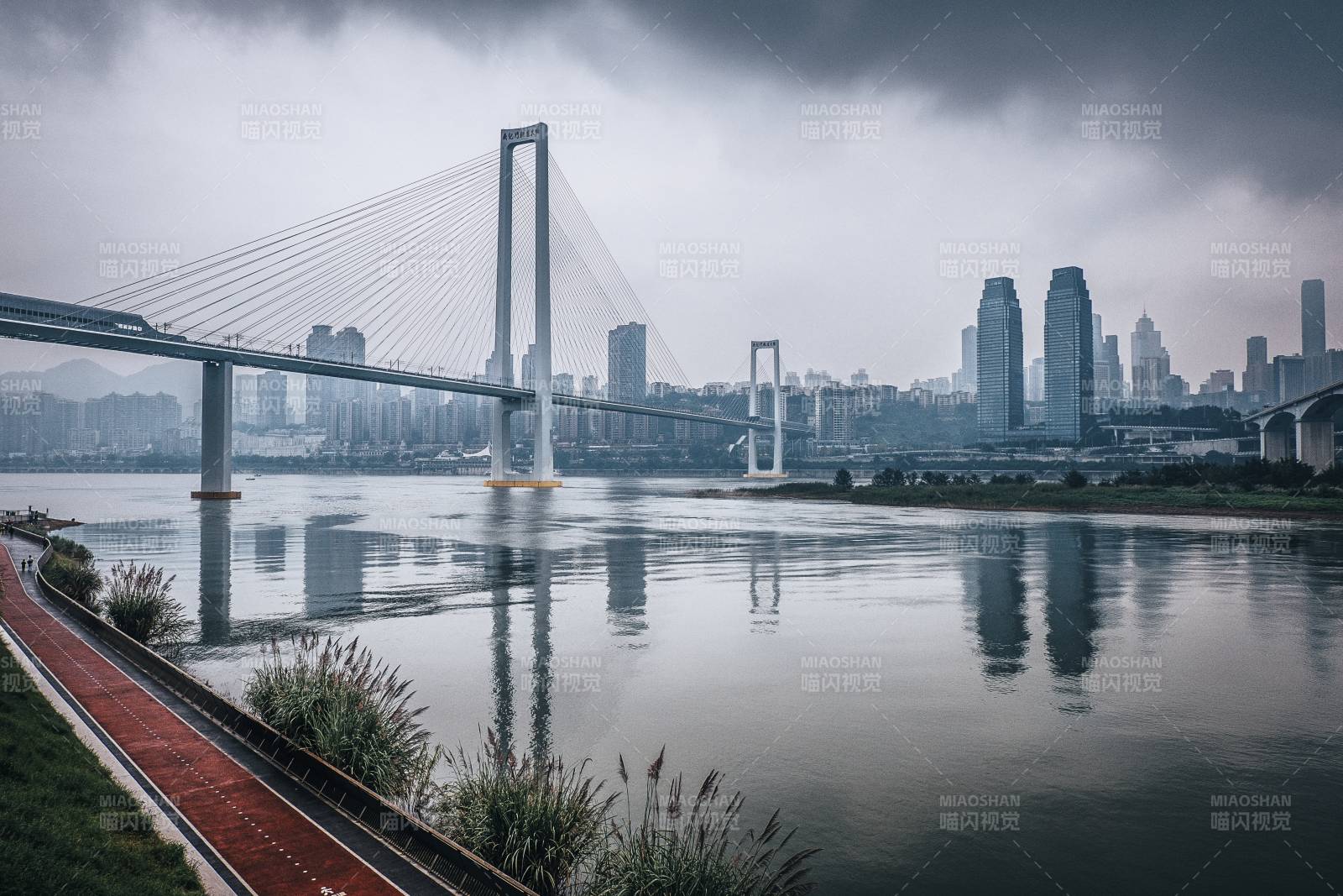 重庆南纪门大桥与长江国际同框图片