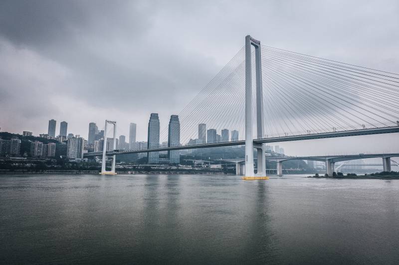 重庆南纪门大桥与长江国际同框图片