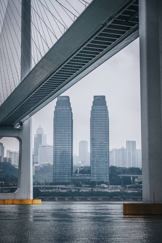 重庆南纪门大桥与长江国际同框图片