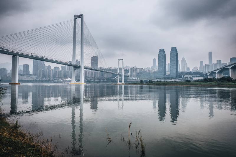 重庆南纪门大桥与长江国际同框图片