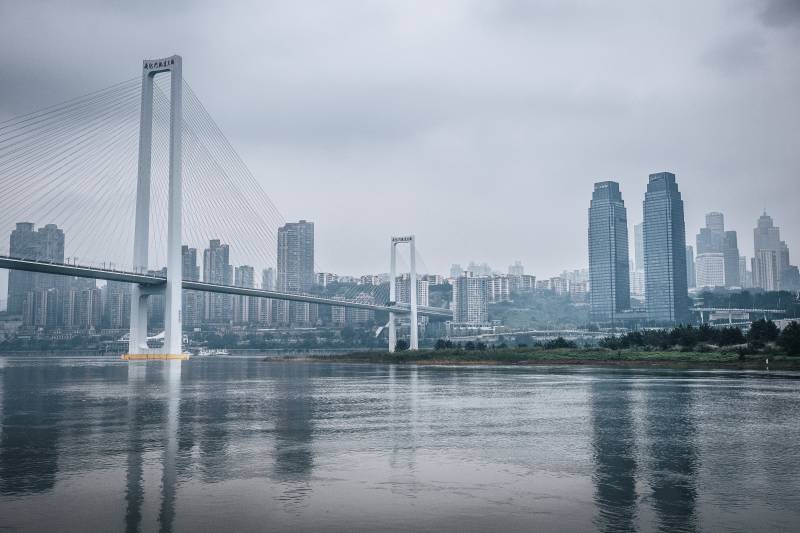 重庆南纪门大桥与长江国际同框图片