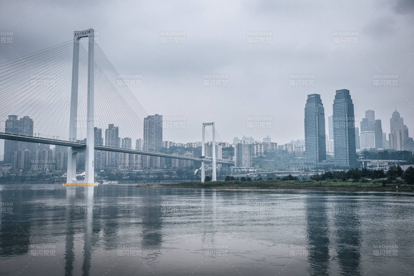 重庆南纪门大桥与长江国际同框图片