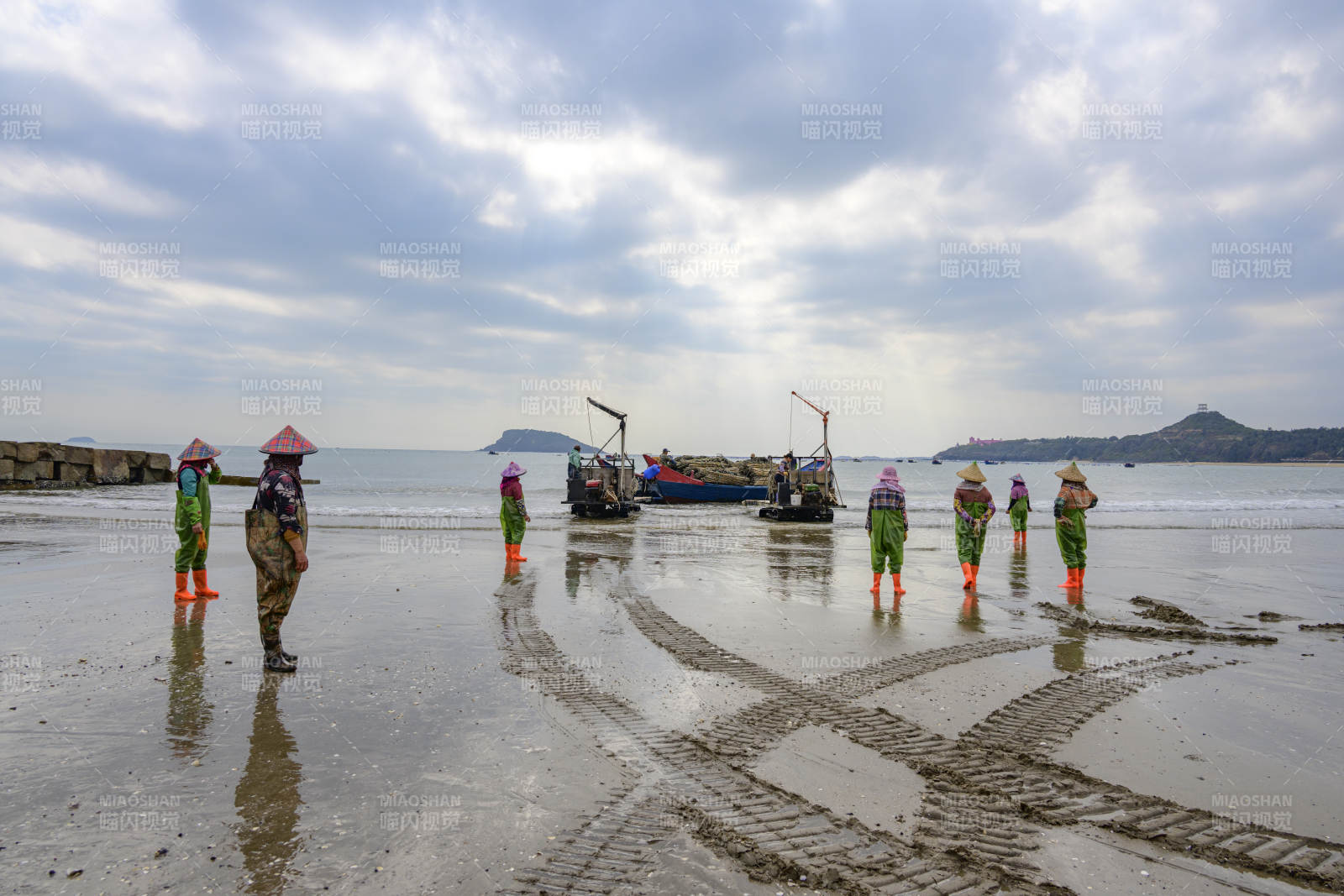 海滩上的渔民群像图片