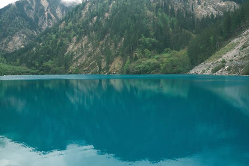 九寨沟碧湖映山景图片