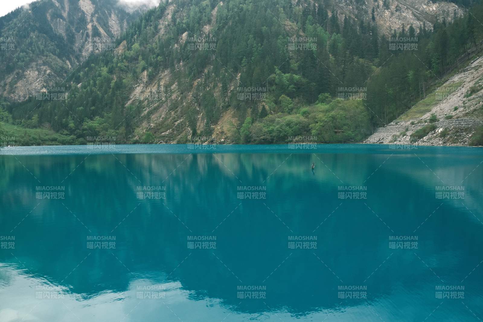 九寨沟碧湖映山景图片