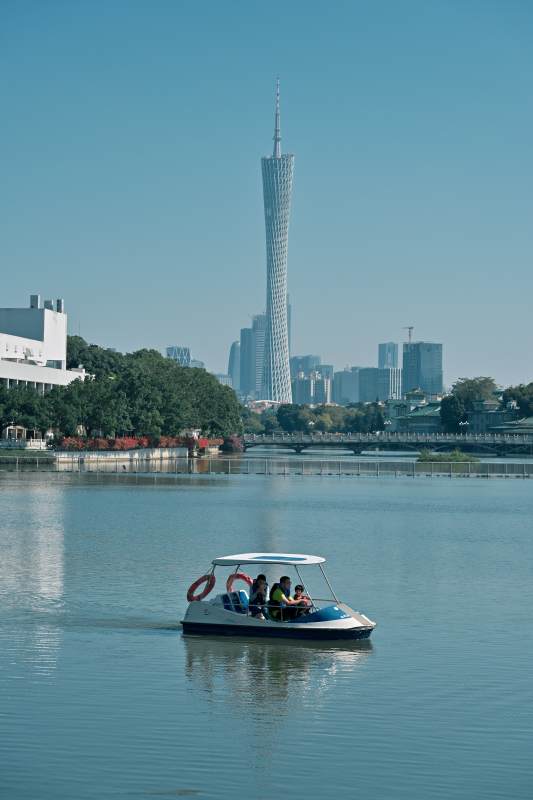 广州塔下湖上行舟图片