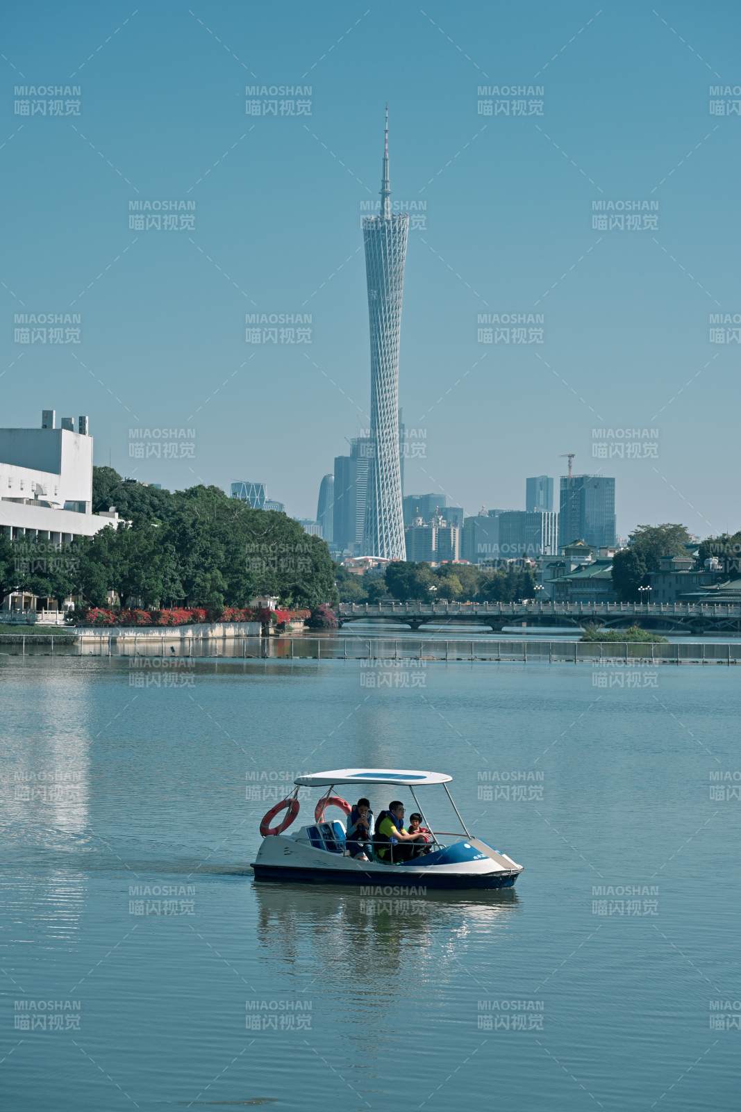 广州塔下湖上行舟图片