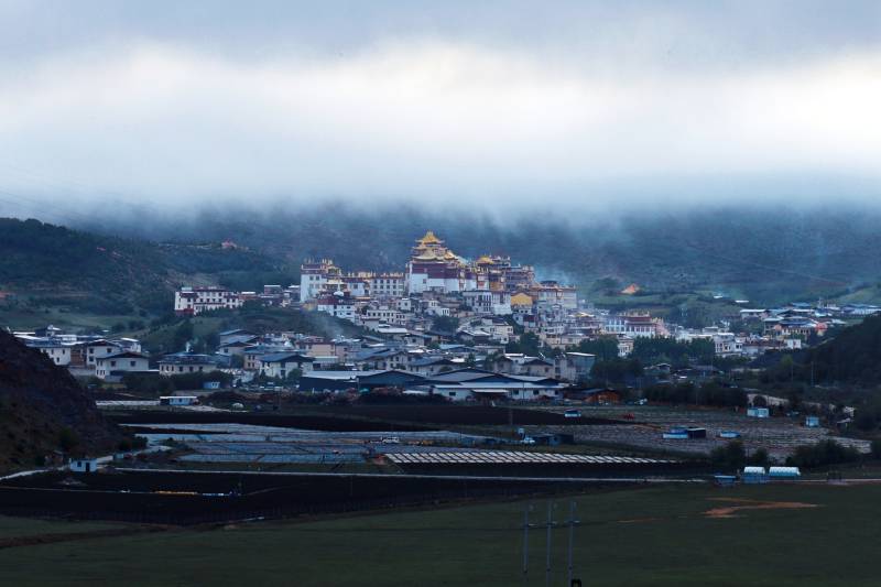 云雾缭绕的西藏布达拉宫图片