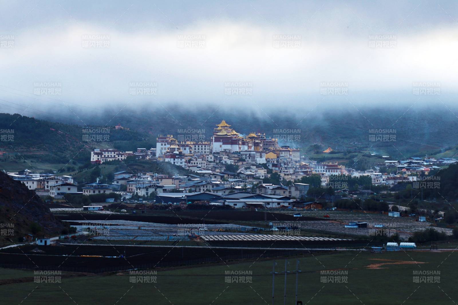 云雾缭绕的西藏布达拉宫图片