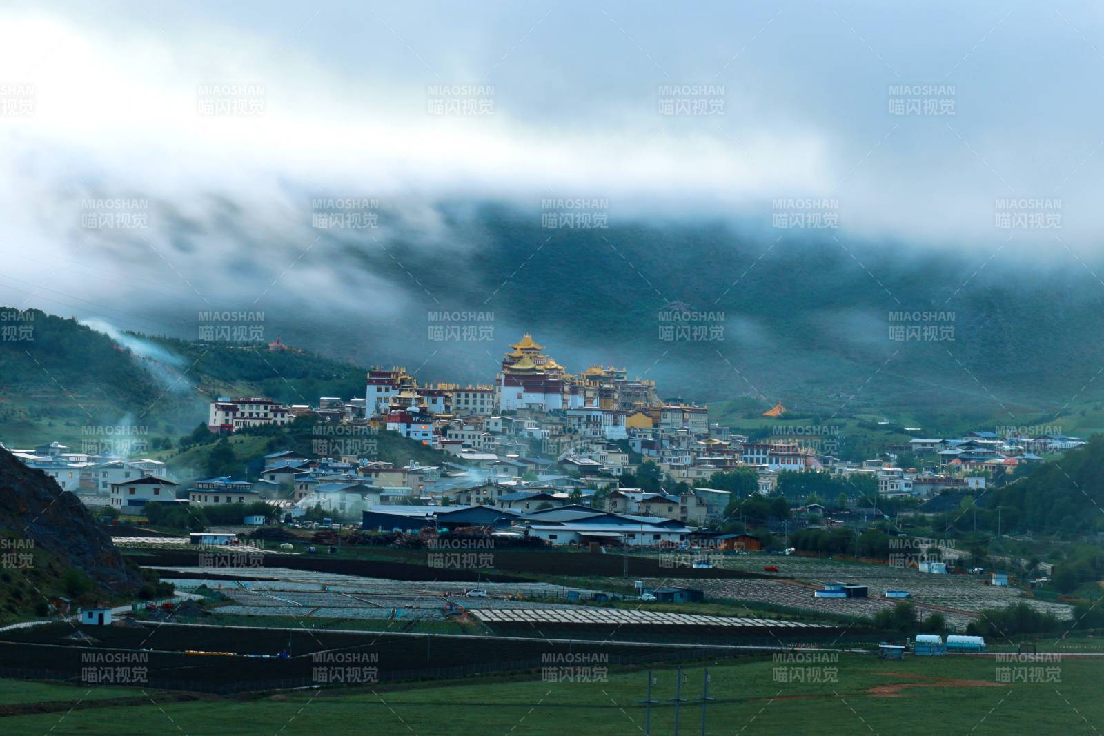 松赞林寺晨雾图片