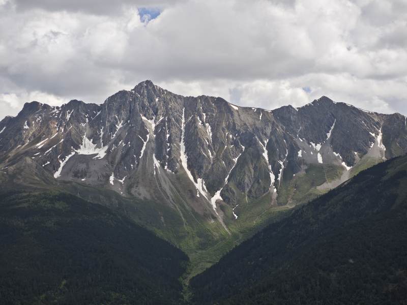雪山巍峨云雾缭绕图片