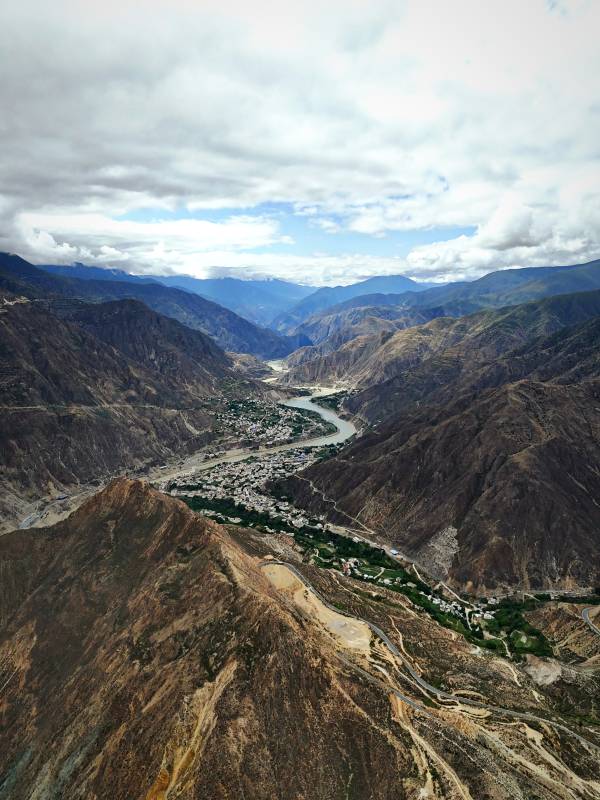 峡谷风光 云绕山间图片