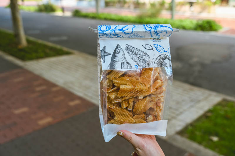 手握薯片袋图片