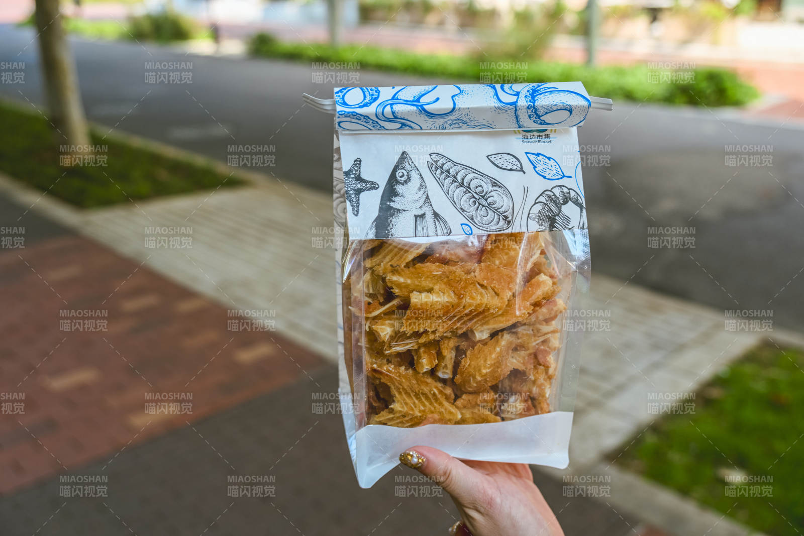 手握薯片袋图片